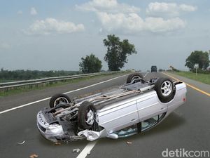 Pecah Ban, Mobil Terguling-Tabrak Pembatas Jalan di Tol Cipularang