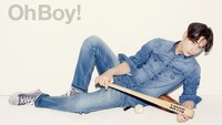 Berbagai busana dikenakan Chansung dalam majalah tersebut. (2PM/OhBoy!)