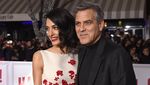 Dibalut Dress Mini, Istri George Clooney Pamer Kaki Jenjang