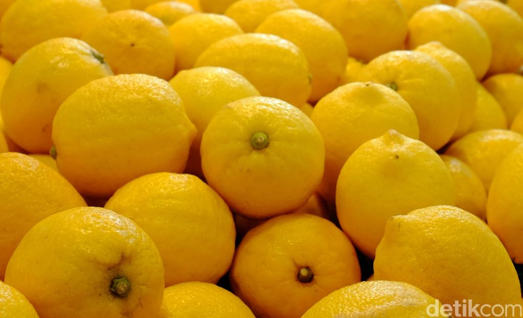 Jeruk nipis atau limau nipis adalah tumbuhan perdu yang menghasilkan buah dengan nama sama. Tumbuhan ini dimanfaatkan buahnya, yang biasanya bulat, berwarna hijau atau kuning, memiliki diameter 3-6 cm, memiliki rasa asam dan agak pahit,agak serupa rasanya dengan lemon.Jeruk nipis, yang sering dinamakan secara salah kaprah sebagai jeruk limau, dipakai perasan isi buahnya untuk memasamkan makanan, seperti pada soto.