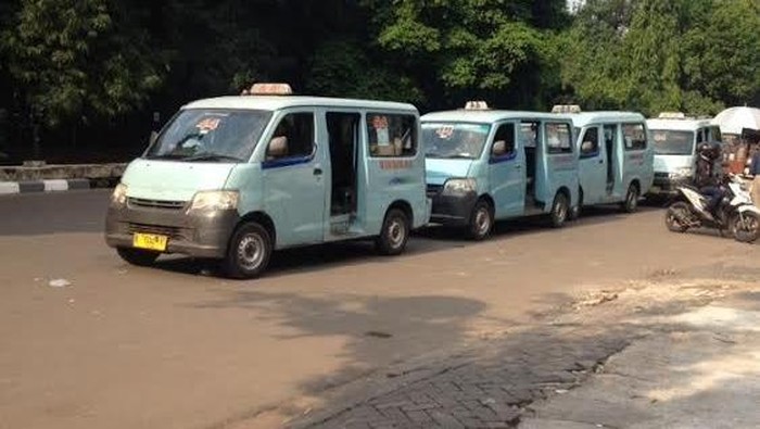 Pak Polisi Tolong Tertibkan Mikrolet di Depan Stasiun Tebet, Bikin Macet!