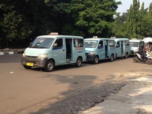 Pak Polisi Tolong Tertibkan Mikrolet di Depan Stasiun Tebet, Bikin Macet!