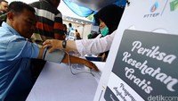 Para sopir angkutan umum mendapat pemeriksaan kesehatan gratis di Terminal Bus Blok M, Jakarta, Selasa (2/2/2016).