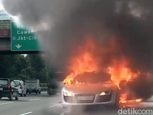 Mobil Terbakar di Fly Over Slipi, 3 Unit Damkar Meluncur