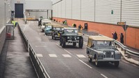 Perayaan Defender di Solihull memperlihatkan lebih dari 25 kendaraan unik dari sejarah Land Rover. Mobil produksi terakhir akan ditempatkan di Jaguar Land Rover Collection. Pool/dok. Land Rover.