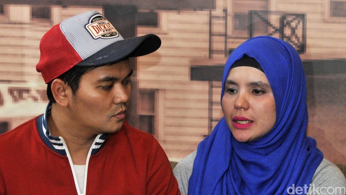 Indra Bekti dan istrinya, Aldila Jelita