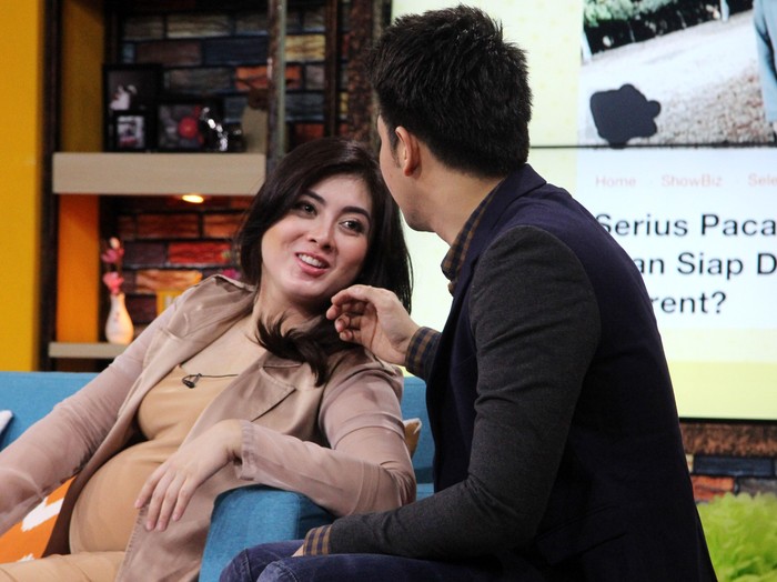 Jonathan Frizzy dan istri, Dhena Devanka di acara Rumpi No Secret Trans TV