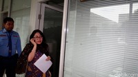 Ratna Bantara Mukti melaporkan anggota F-PDIP Masinton Pasaribu yang diduga melakukan penganiayaan staf ahlinya Dita Aditia.