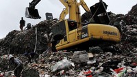 Para pemulung memasukkan sampah plastik yang masih bisa dijual ke dalam keranjang. Pool/Febri Angga Palguna/detikFoto.