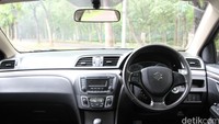 Melongok ke bagian dalam mobil, satu kesan yang didapat adalah ruang lapang untuk ukuran sedan kompak. Kesan yang sama juga mencuat ketika detikOto duduk di balik kemudi.