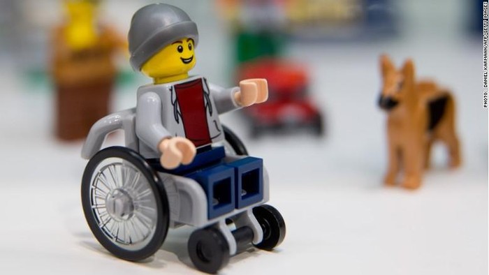 Ilustrasi mainan lego yang kini menggunakan kursi roda