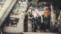 Bersamaan dengan perayaan produksi terakhir Defender, Land Rover mengumumkan program Land Rover Heritage Restoration. Tim ahli termasuk beberapa karyawan yang sudah lama menangani Defender akan mengawasi restorasi sejumlah Series Land Rover yang bersumber dari seluruh dunia. Pool/dok. Land Rover.