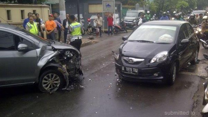 3 Mobil Kecelakaan Beruntun di Pondok Kelapa, Arah Kalimalang Macet Parah