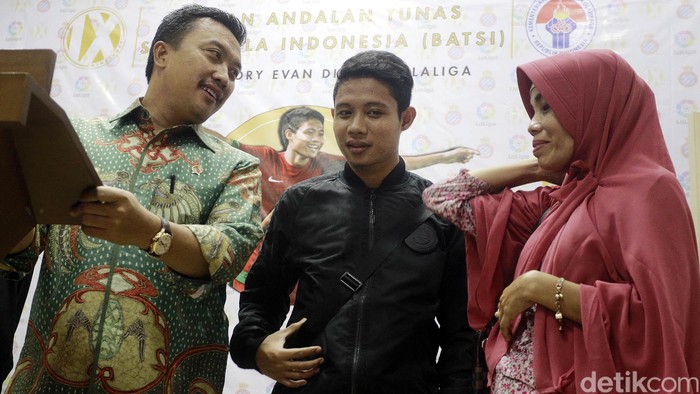 Evan Dimas Darmono akan bertolak ke Spanyol untuk menjalani program latihan bersama Espanyol B. Sebelum berangkat, Evan Dimas menemui Menpora Imam Nahrawi, Selasa (2/2/2016).