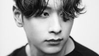 Hottest dimanjakan dengan foto close-up dari Chansung yang berwarna hitam-putih ini. (2PM/OhBoy!)