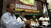 Kepala Badan Nasional Penanggulangan Terorisme (BNPT) Saud Usman Nasution (kanan) dan Mantan anggota Akademi Militer Afghanistan Nasir Abbas (kiri) manjadi narasumber dalam diskusi tersebut.