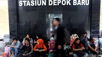 Penumpang yang sabar memilih bertahan, sedang yang mengejar waktu memilih mencari moda transportasi lain.