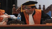 Nah, di tingkat Peninjauan Kembali (PK), Syamsul membalik keadaan. Bersama hakim agung Sudrajat Dimyati dan I Gusti Agung Sumantha. Ketiganya sepakat bila Gudang Garam merupakan merek terkenal dan Gudang Baru mendompleng keterkenalan merek itu.