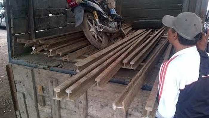Kawanan Pencuri Rel KA Digerebek Membawa Hasil Curiannya
