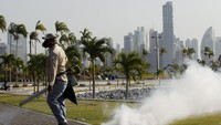 Tempat umum daerah Panama juga turut dilakukan penyemprotan. Carlos Jasso/Reuters/detikFoto.