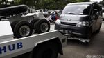 Petugas Dishub Derek Mobil yang Parkir Sembarangan