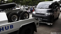 Sebuah mobil tampak diderek mobil Dishub.