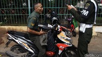 Hasil operasi Waspada Wira Pecut hari ini yakni 4 anggota TNI dan 1 PNS TNI tidak membawa kelengkapan surat kendaraan. 