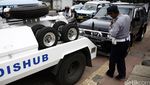 Petugas Dishub Derek Mobil yang Parkir Sembarangan