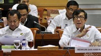 Di awal rapat, Yasonna memaparkan secara singkat soal legislasi. Terkait revisi UU KPK, dia menyebut Kemenkum HAM menunggu proses di DPR.