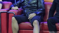 Ia memadukannya dengan sepatu pantofel juga berwarna hitam. Pool/Ismail/detikFoto.