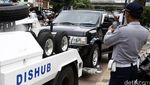 Petugas Dishub Derek Mobil yang Parkir Sembarangan