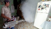 Guatemala lakukan fogging ke rumah-rumah penduduk untuk basmi nyamuk Aedes Aegypti. Josue Decavele/Reuters/detikFoto.
