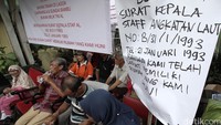 Sejumlah warga menggelar aksi unjuk rasa menolak eksekusi perumahan oleh TNI AL di Jalan Gorontalo I Kelurahan Sungai Bambu, Jakarta, Rabu (3/2/2016). Pool/Febri Anggap Palguna.