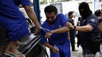 Para tersangka dihadirkan dalam pemusnahan barang bukti dengan tangan diborgol.