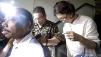 Tolong kasih jalan, kasian ini ibunya lagi sakit, ujar Andi.
