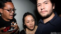 Hal senada juga diungkapkan oleh kembaran Mirna, Sendy. Sendy yang juga sebelumnya bungkam, kini dengan keras menyebut Jessica berbohong.