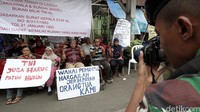 Dalam sebuah banner tertulis Bahwa Tanah di Lagoa Cakrawala dan Sungai bambu Bukan Milik TNI AL. Pool/Febri Anggap Palguna.