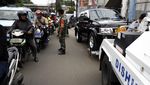 Petugas Dishub Derek Mobil yang Parkir Sembarangan