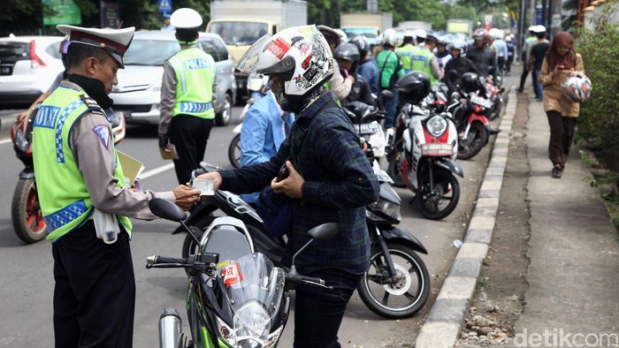 Polisi Tindak 667 Suporter Bola yang Langgar Aturan Lalin