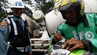 Para pengendara yang kedapatan motornya ditempel stiker TNI Polri juga disuruh melepas stiker tersebut. 