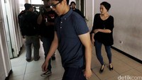 saat ditanya apakah memiliki hubungan dengan Jessica, Arief enggan berkomentar.