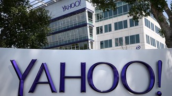 Yahoo melewatkan Google: Di masa awal Google didirikan, Yahoo yang saat itu menjadi perusahaan internet paling dipandang, berulang kali melakukan pertemuan untuk membelinya. Namun Yahoo akhirnya tak pernah jadi membeli Google. Saat ini Google bernilai triliunan dolar, sementara Yahoo sudah cukup lama bangkrut. Foto: Getty Images