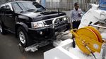 Petugas Dishub Derek Mobil yang Parkir Sembarangan