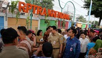 Ahok menyalami warga saat meresmikan Ruang Publik Terpadu Ramah Anak (RPTRA) Krendang.