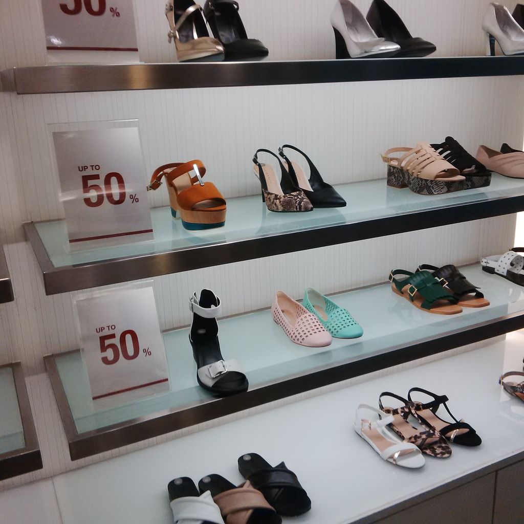 Berburu Diskon Charles  Keith  di Plaza  Senayan