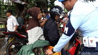 Pengendara yang memakai atribut TNI dan dipakai di jalan raya juga disuruh melepas dan jaketnya disita untuk dibawa ke Garnisum.