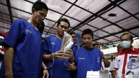 Tersangka menunjukkan barang bukti sabu sebelum dimusnahkan di Lapangan BNN, Jakarta, Rabu (3/2/2016).