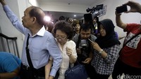 Tidak ada sepatah katapun terucap dari bibir Imelda saat diberondong sejumlah pertanyaan oleh wartawan.