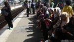 Gangguan Sinyal, Penumpang Kereta Menumpuk