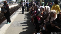 Penumpang menumpuk di Stasiun Depok Baru, Rabu (3/2/2016).
